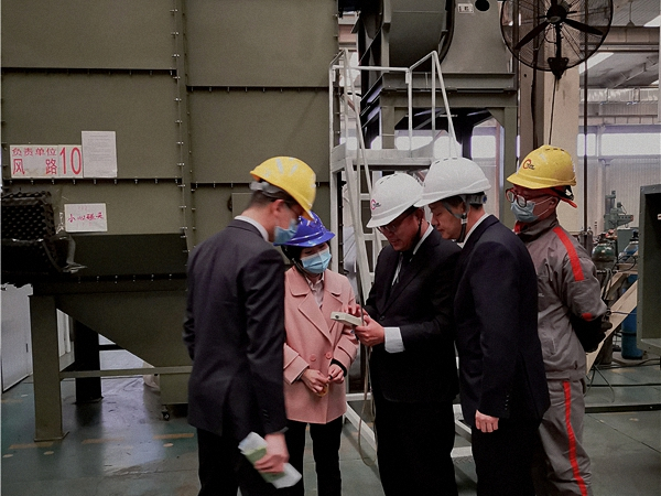 技術(shù)人員指導(dǎo)銷(xiāo)售人員實(shí)地操作